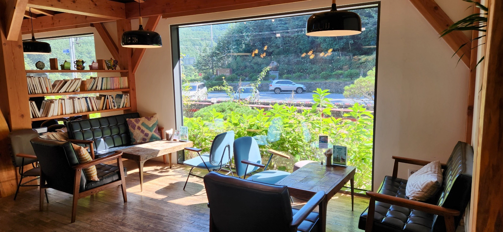 정선 브런치 맛집. 카페 아라미스의 유리벽들