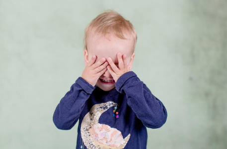 아기는 왜 ‘까꿍 놀이’를 좋아할까? 숨바꼭질이 두뇌 발달에 미치는 영향