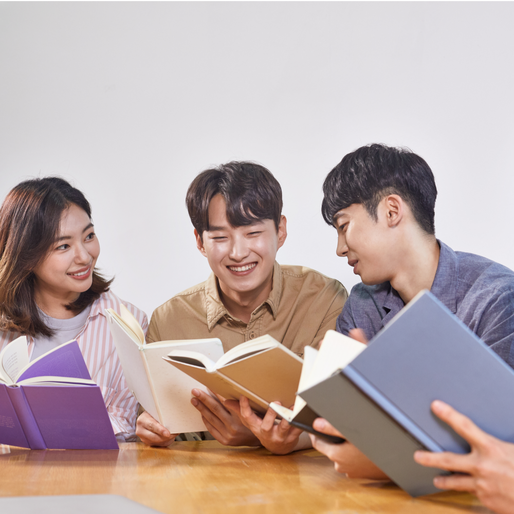 책을-보고있는-청년들