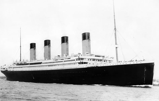 1912년에-만들어진-타이타닉호가-바다위에-떠있다