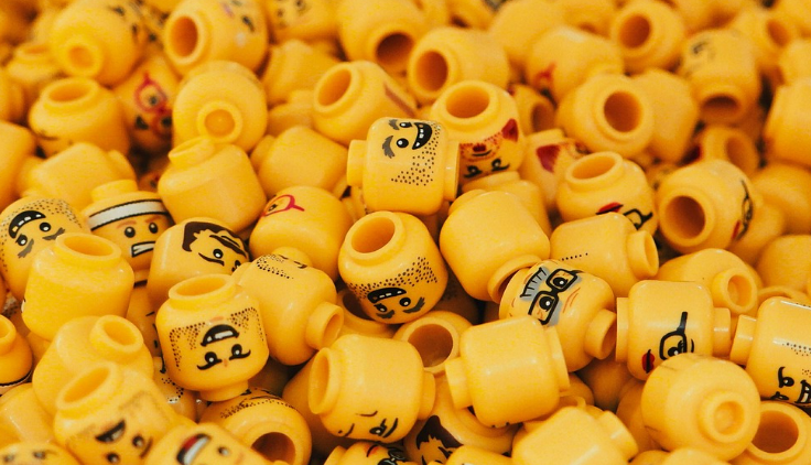 상담실에서 늘어나는 SNS중독 사례, 왜 일까?, 여러가지 표정ㅇ의 얼굴들 장난감 사진