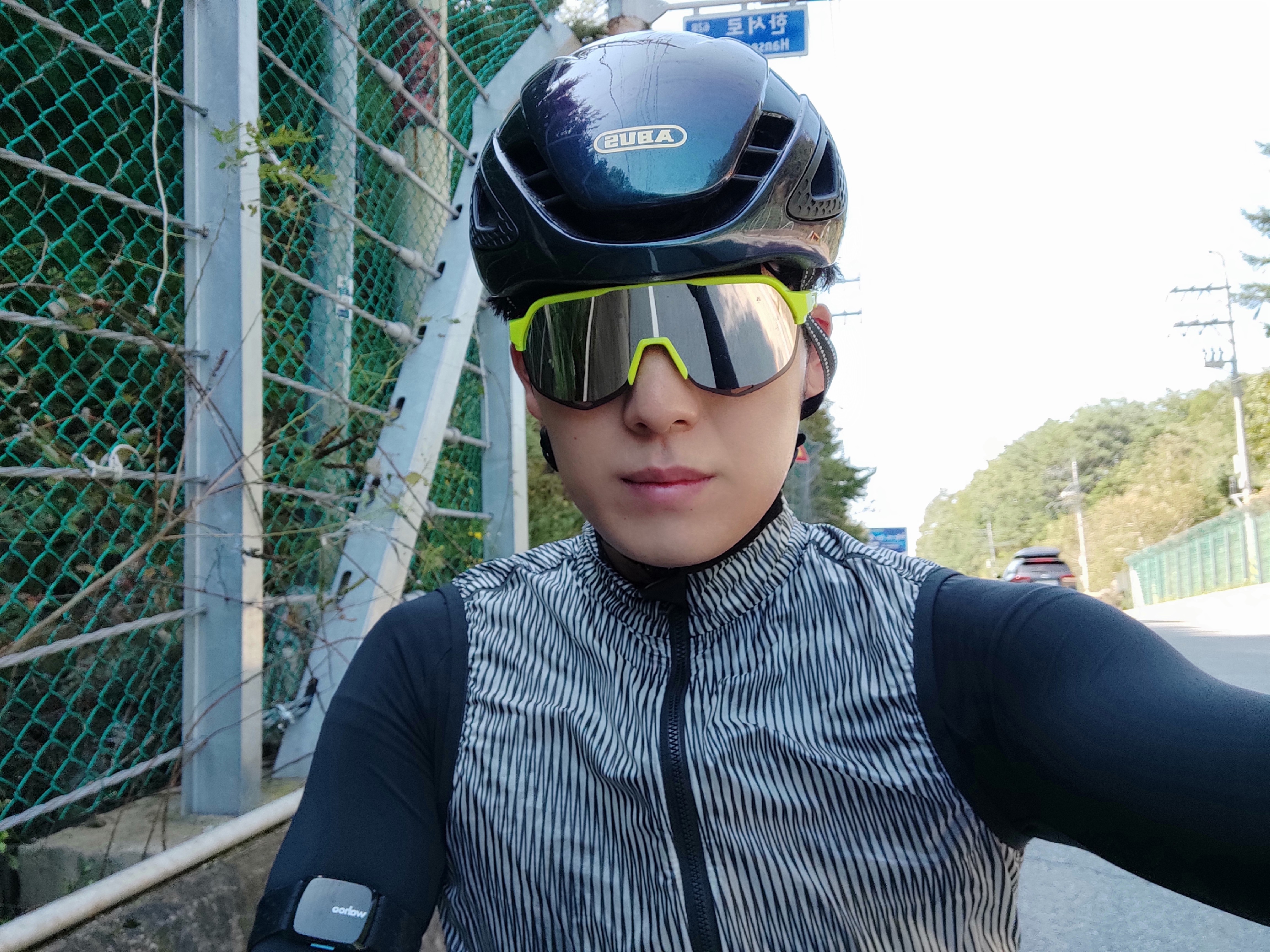 자전거 라이딩 중 얇은 옷 위로 심박계를 착용해도 측정 가능한 모습