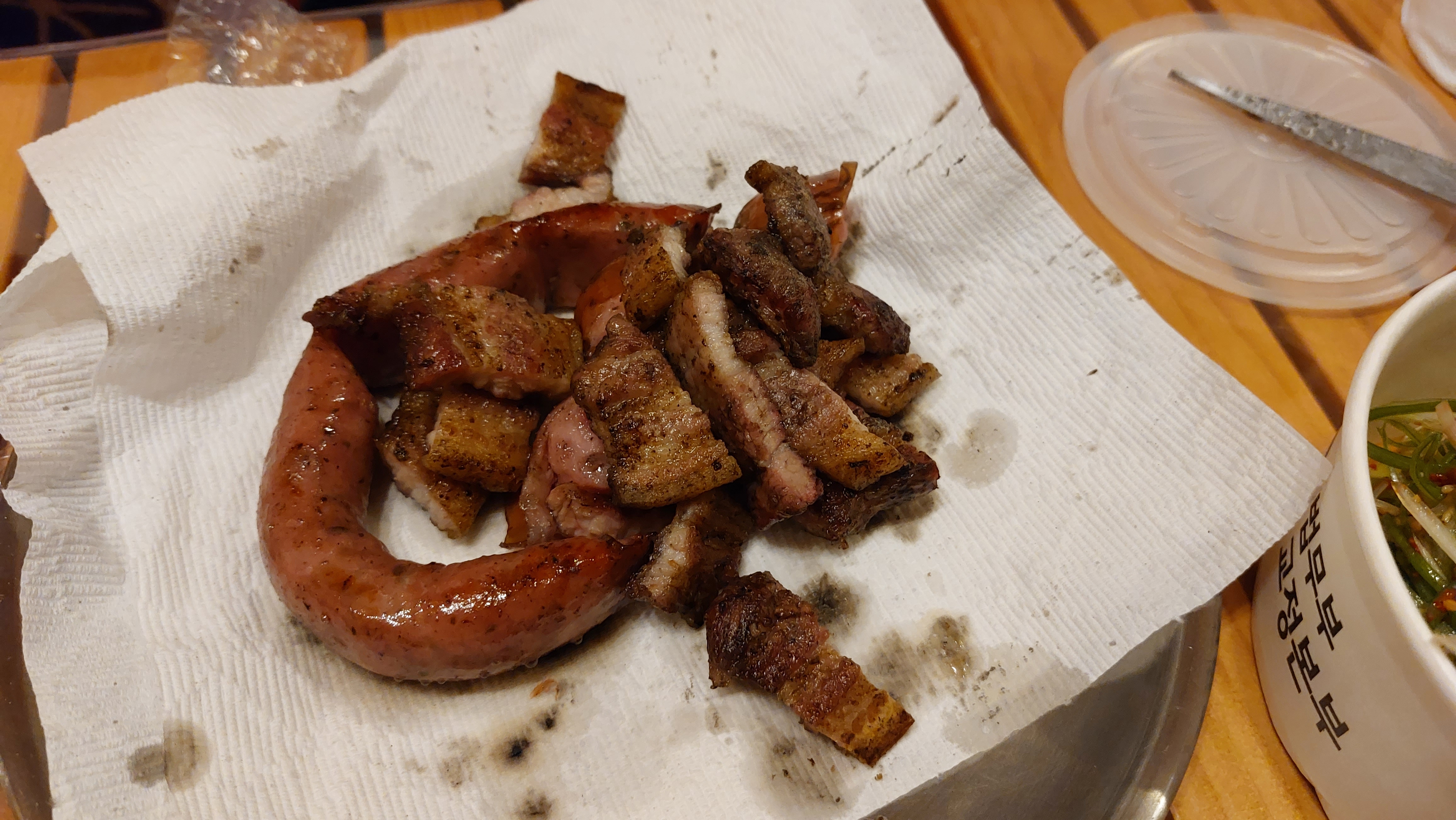 최대한 열심히 고기와 소시지를 구워도 약간은 탈수 밖에 없는 숯불에 고기를 굽는데 생기는 문제점 이긴 합니다.