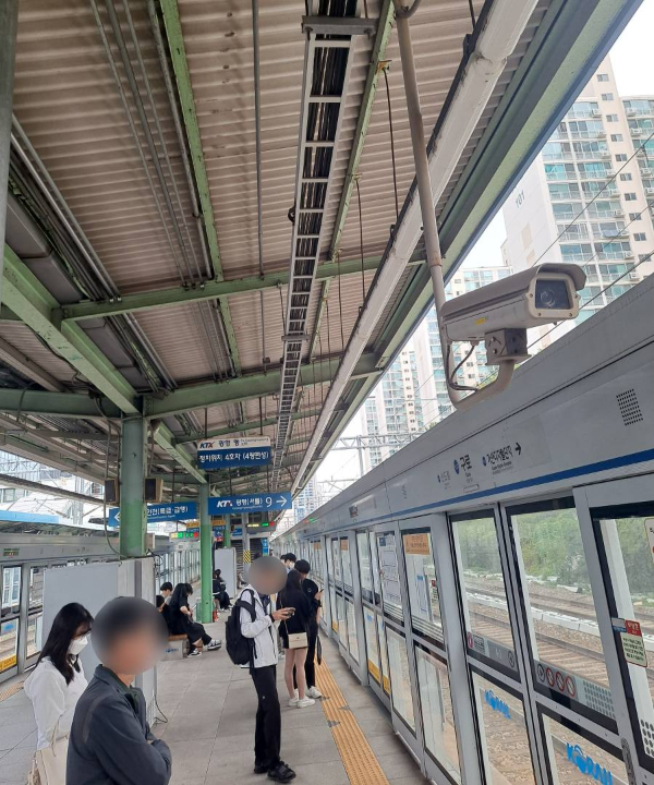 구로역 광명행 기다리는 승객들