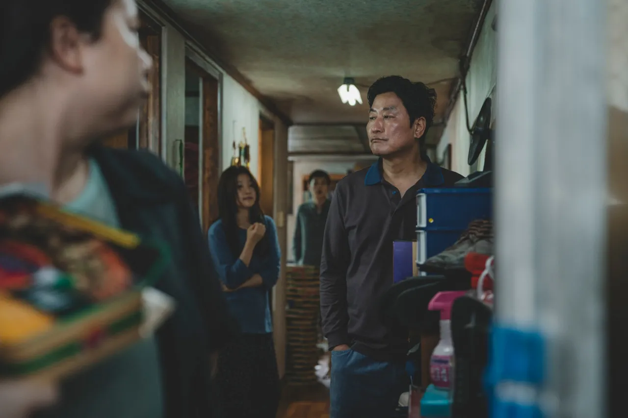 영화 기생충 기택 가족의 반지하 집 장면