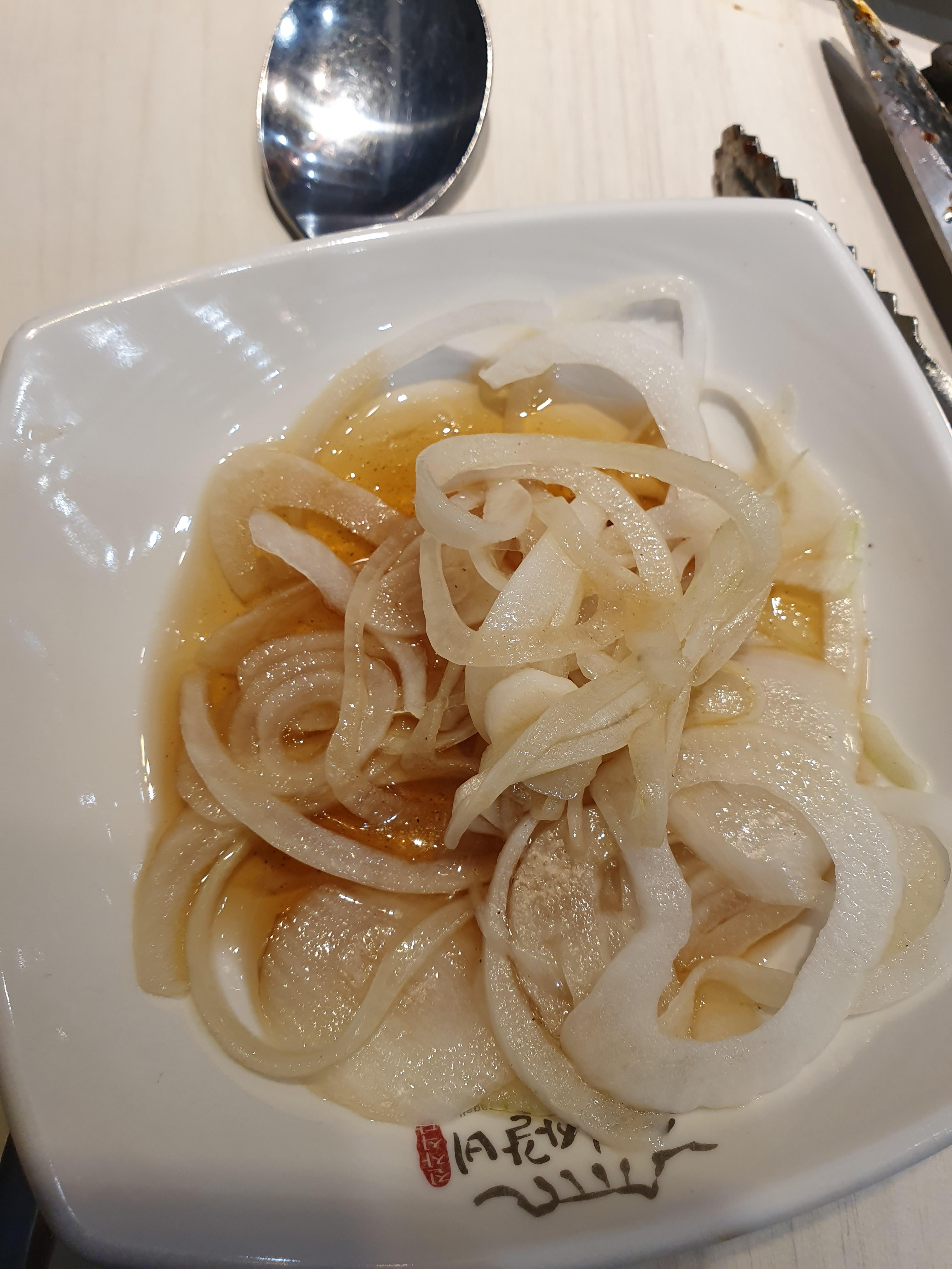 명륜진사갈비 죽동점 슬라이스 양파가 굉장히 맛있다.