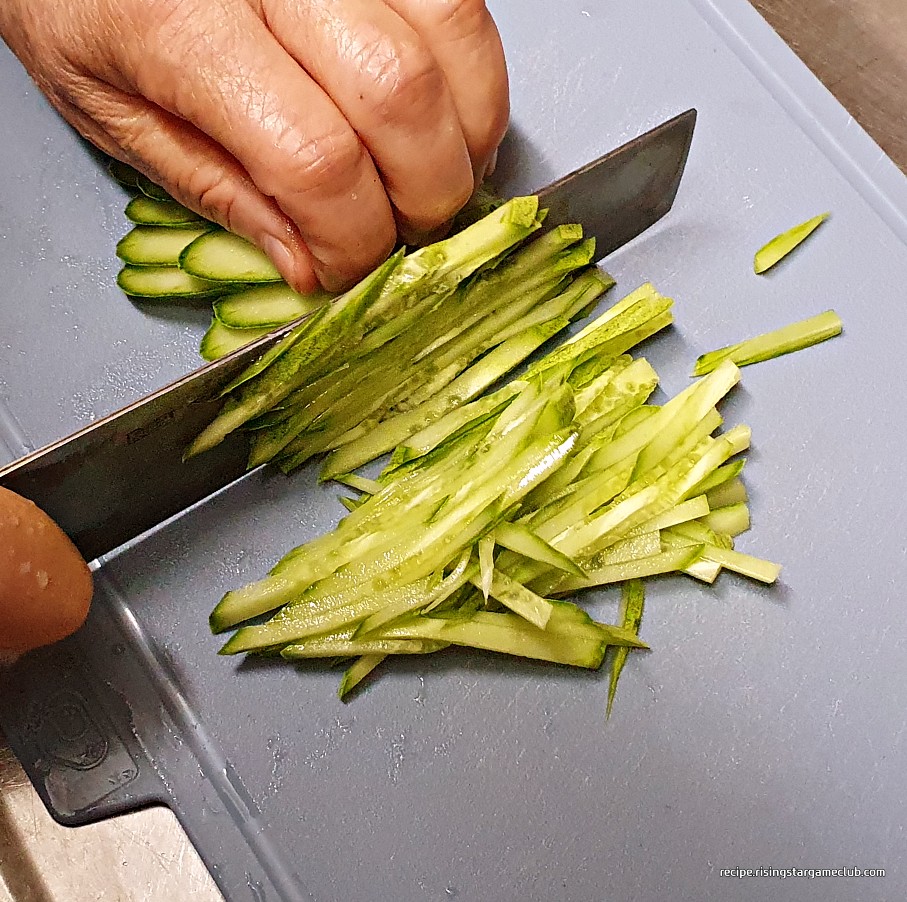 두부로 만드는 간단한 콩국수 고명 오이 채 썰기