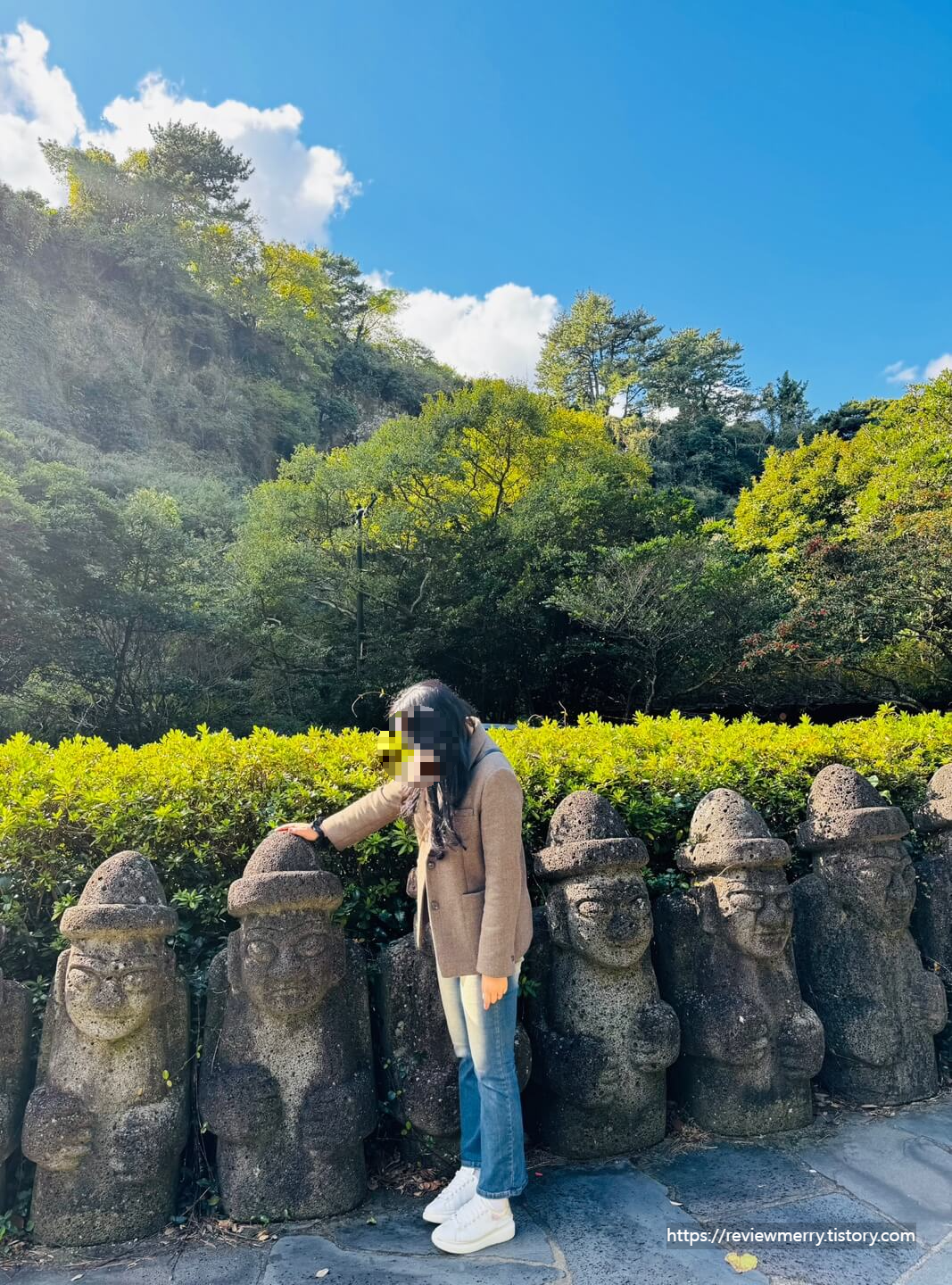 돌하르방 앞에서 기념사진