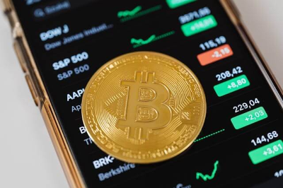 스마트폰 위에 있는 비트 코인
