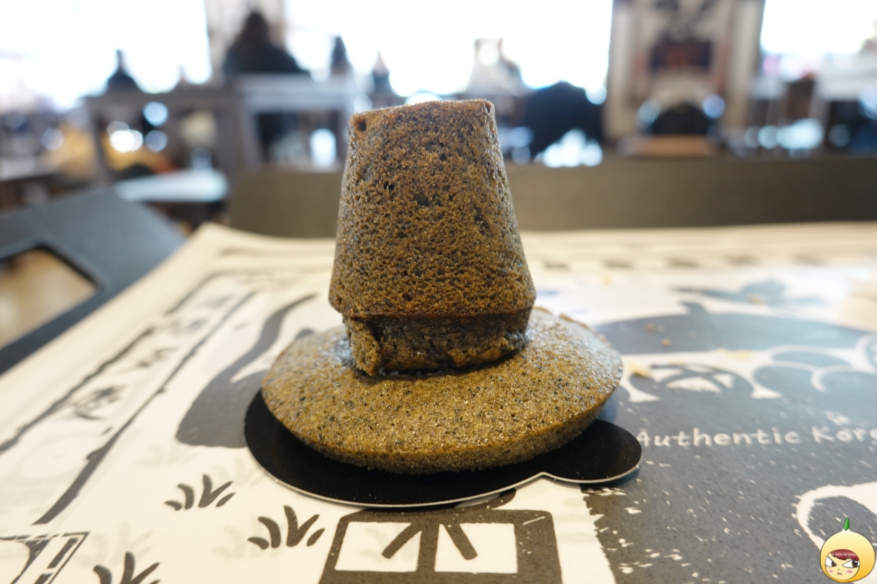 흑임자 갓 휘낭시에 옆