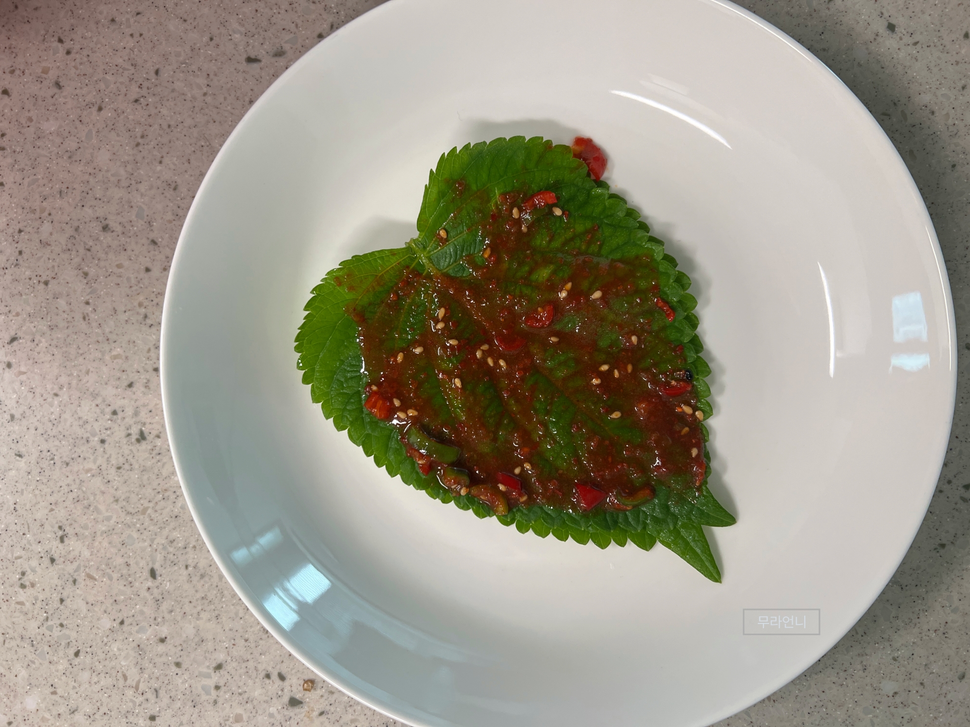 위에 두 장 또 올리고 양념장 반 스푼 바르기