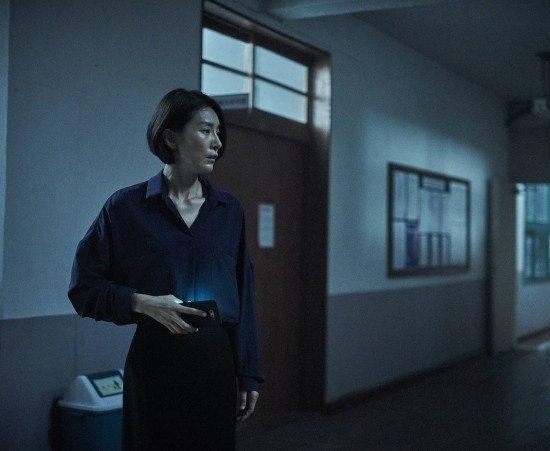 폰들고 서있는 김서형의 모습