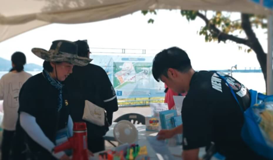 가족 단위 관람객들이 즐기는 평택호 물빛축제 체험존 전경