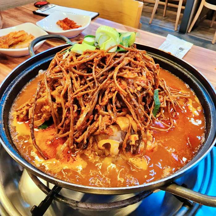 광주 맛집 추천 생방송투데이 감자탕을 덮은 산더미 고구마순 고구마순 감자탕 오늘방송 먹킷리스트