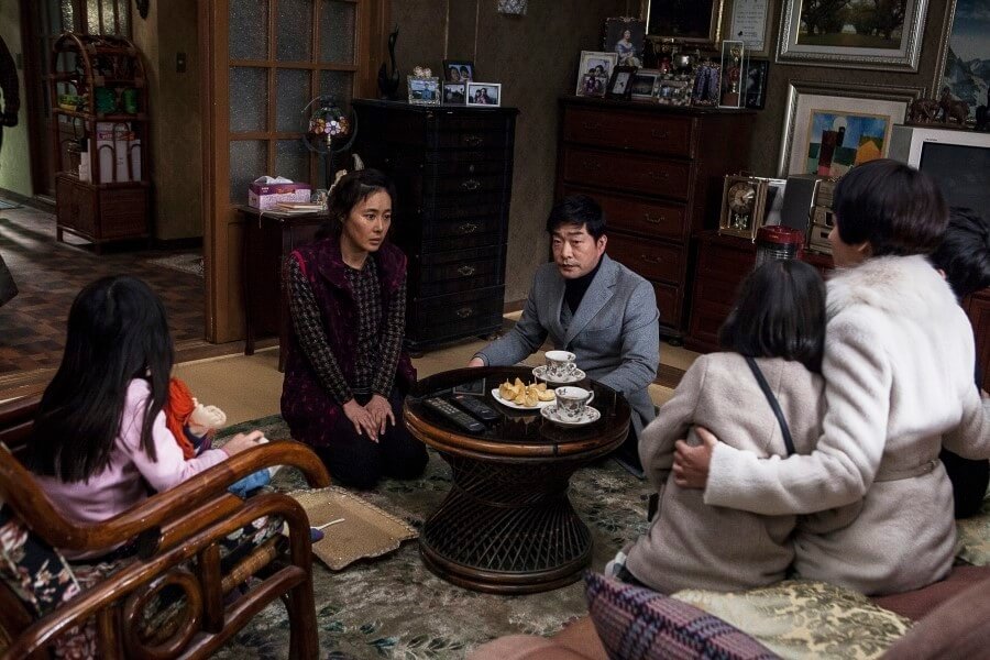 주희네 집에 앉아 다과를 먹으며 이야기 나누는 성수네 가족