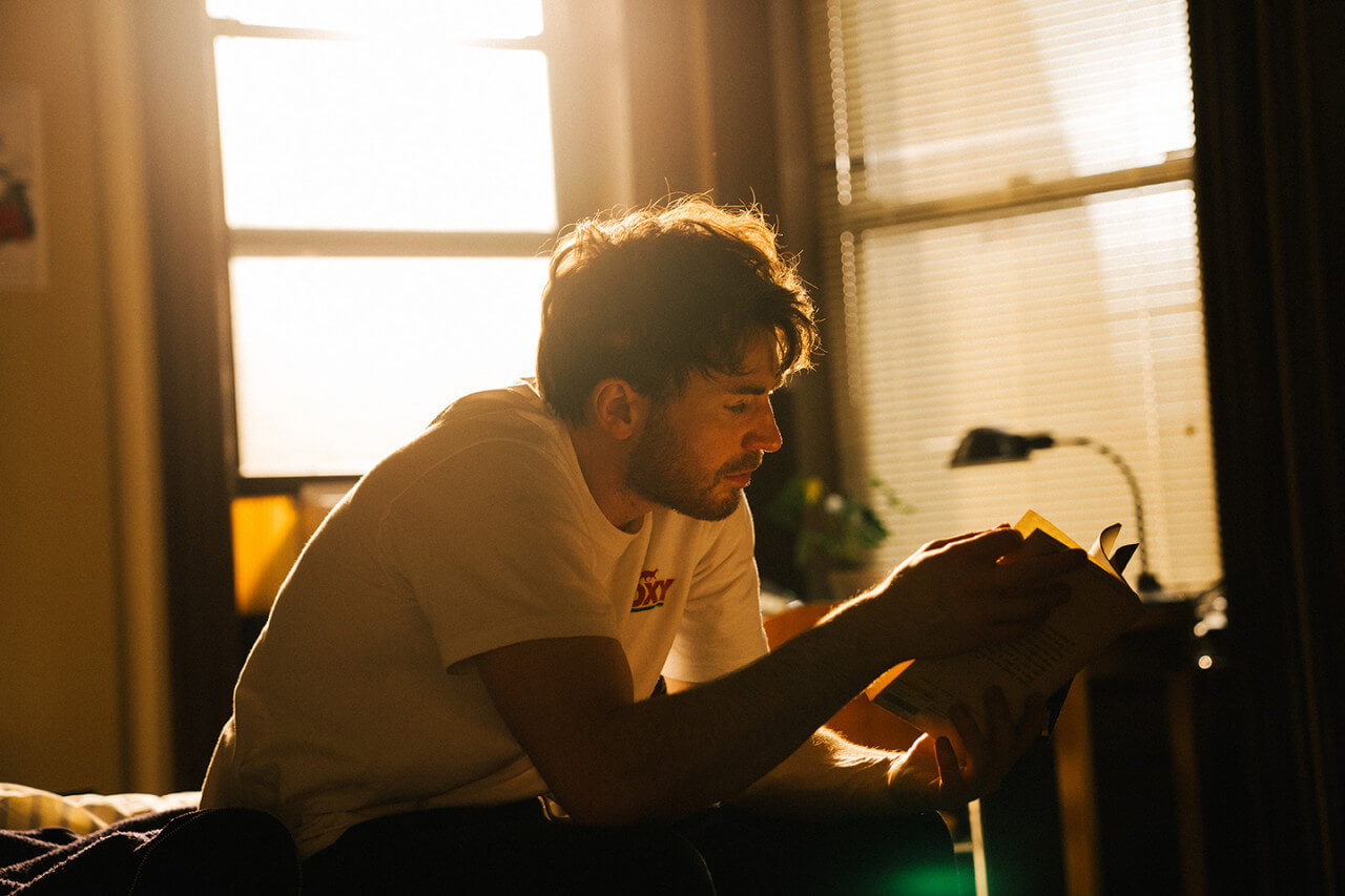 대본을 보는 영화 속 존을 연기한 크리스 에반스