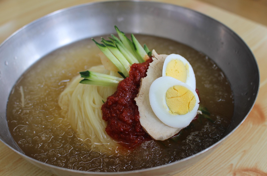 그릇에 담긴 밀면 사진