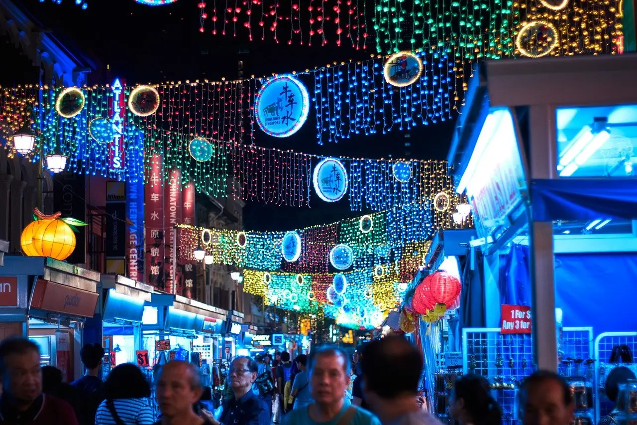 저녁 시장 파랗고 노란 불들이 켜져있는 시장