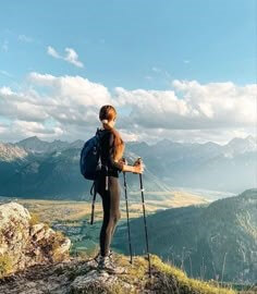 정상에서-펼쳐진-멀리-평아가있고-하얀-구름이-멋지게-늘어진-전경을-구경하는-여자-등산객