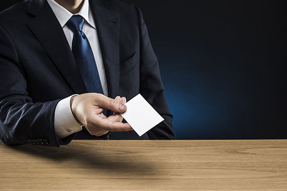 명함을 건네는 직장인