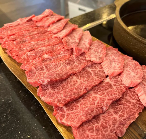 대표적인 한우 메뉴는 꽃등심, 특안심, 채끝등심, 살치살, 새우살 등으로 구성됩니다.