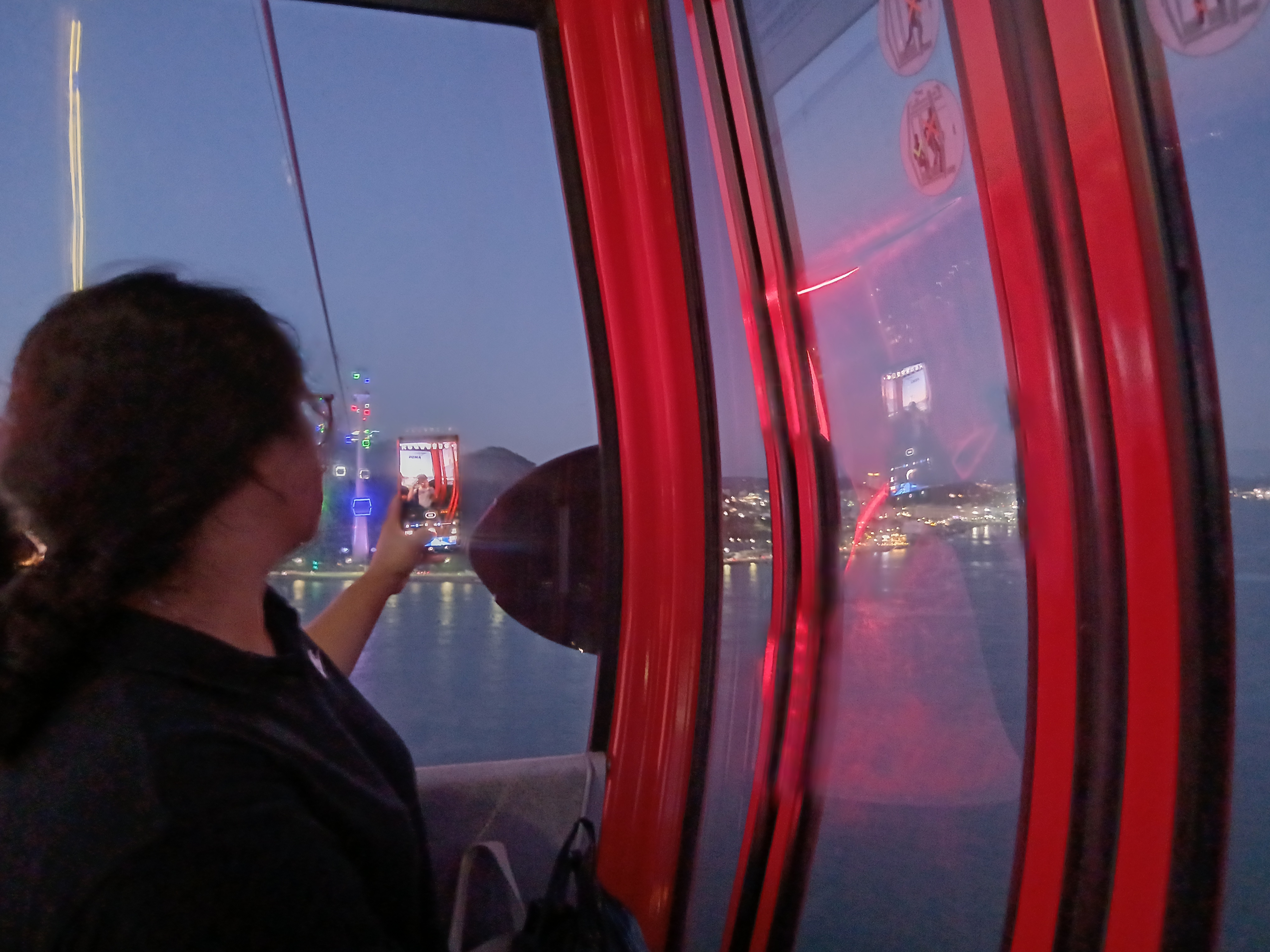 목포 해상 케이블카 캐빈 내부에서 바라본 야경과 바다 풍경