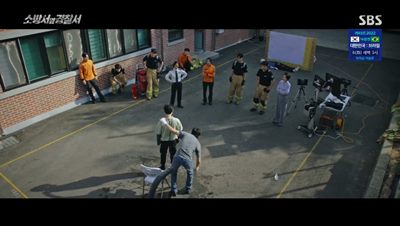 화재원인을 알아냈다며 당시 상황을 설명하고 있는 진호개와 듣고 있는 소방과 경찰 팀입니다.