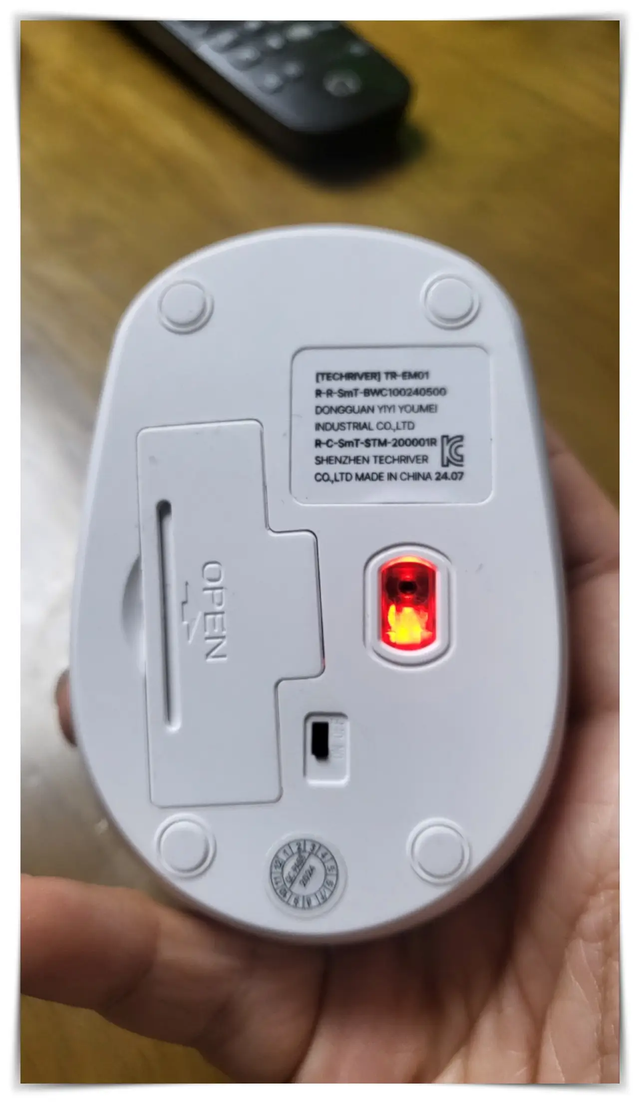 무선마우스 뒷면 on-off 버튼모습