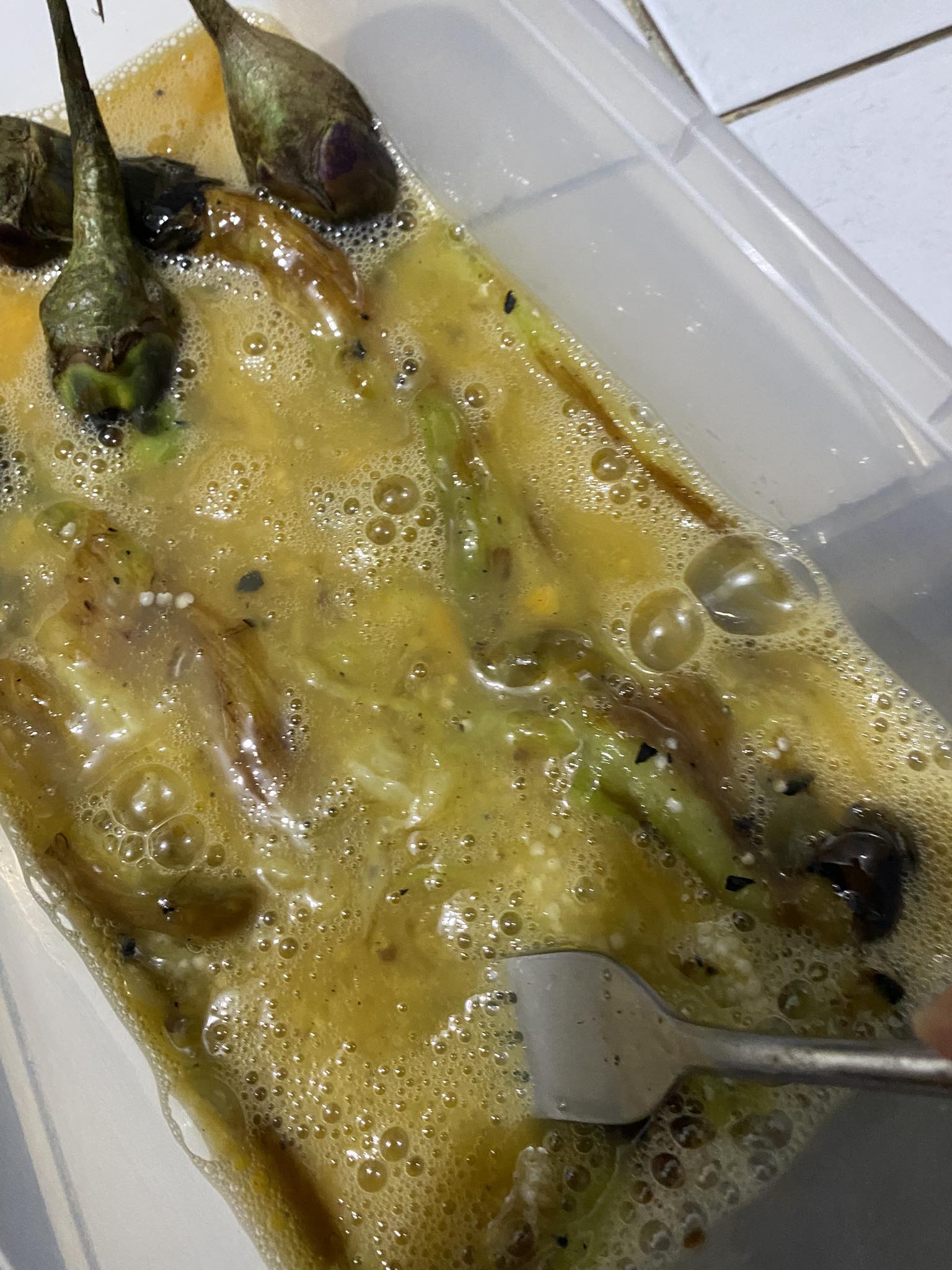 필리핀 요리 또땅딸롱 (tortang talong) 만들기 - 계란물 입히기