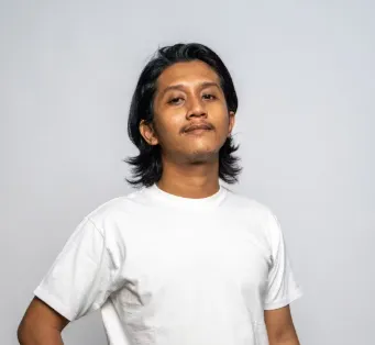 머리숱이 많아서 장발을 한 남자