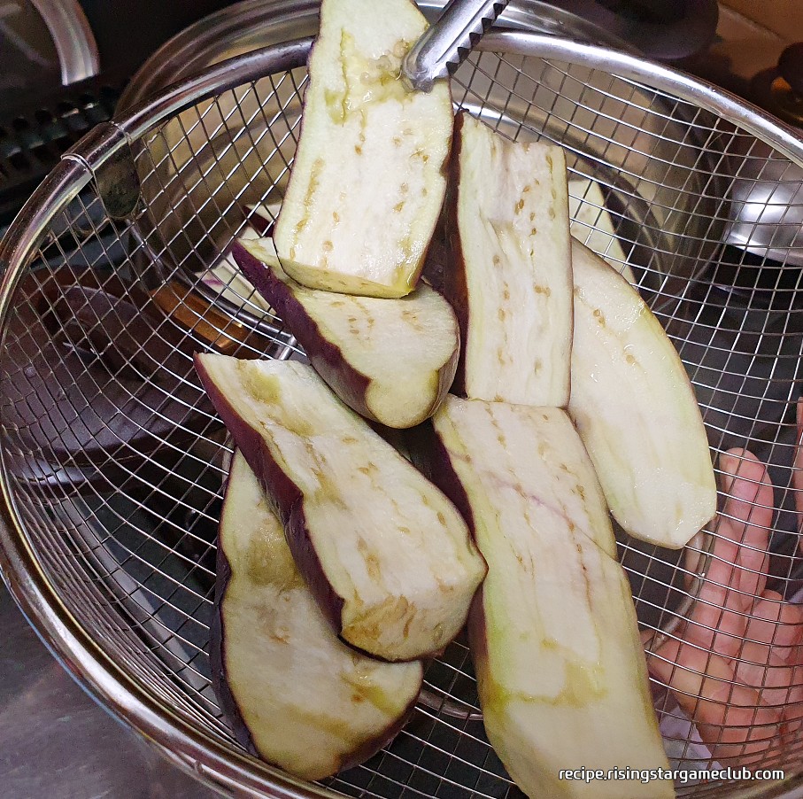 가지 무침을 하기위해 쪄진 가지를 채반에 건지는 사진