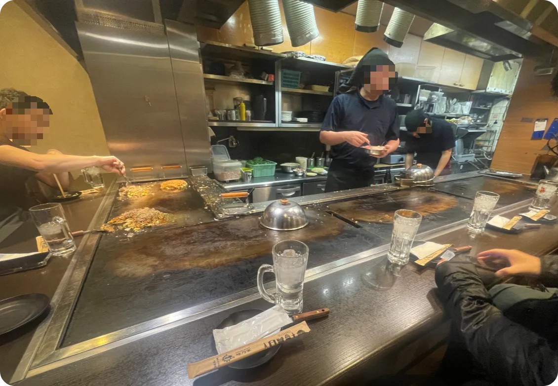 아지노야-내부-바테이블-커다란-철판앞