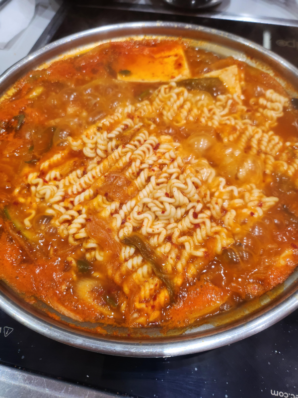 한옥집김치찜 롯데몰 김포공항점&amp;#44; 라면사리와 김치찌개가 끓는 모습