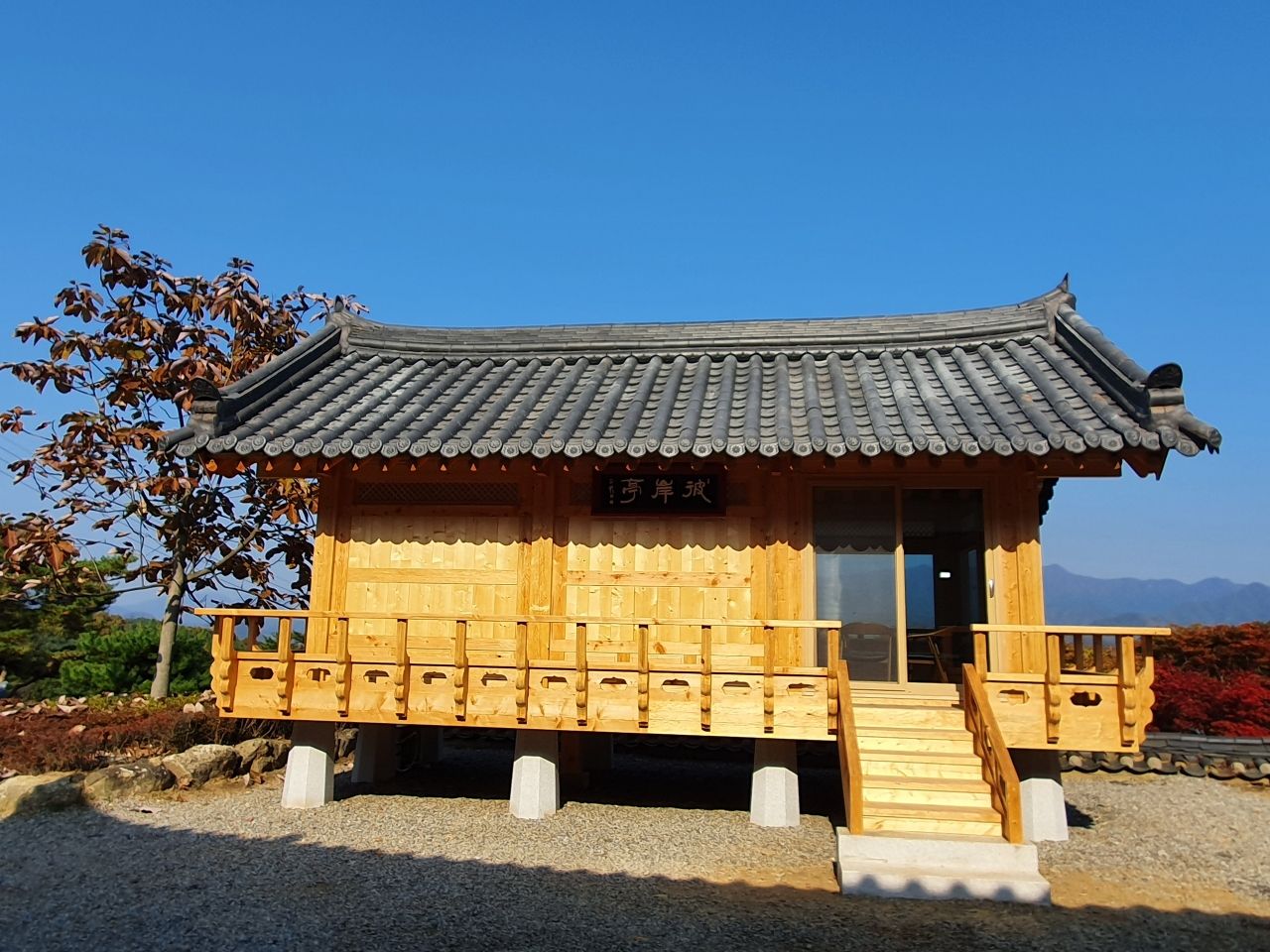 멋진 한옥 정자 주변 풍경과 어우러지는 멋