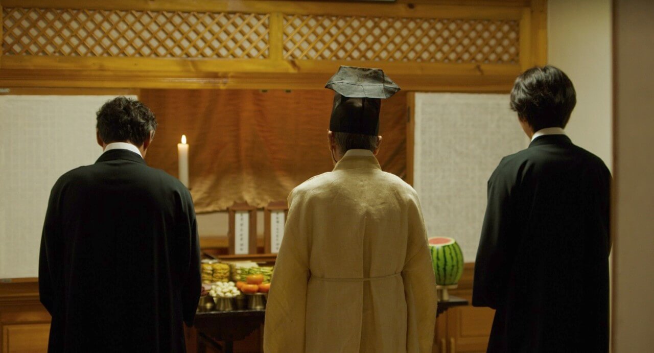 할아버지, 아버지, 장손이 함께 제사를 지내고 있는 뒷모습