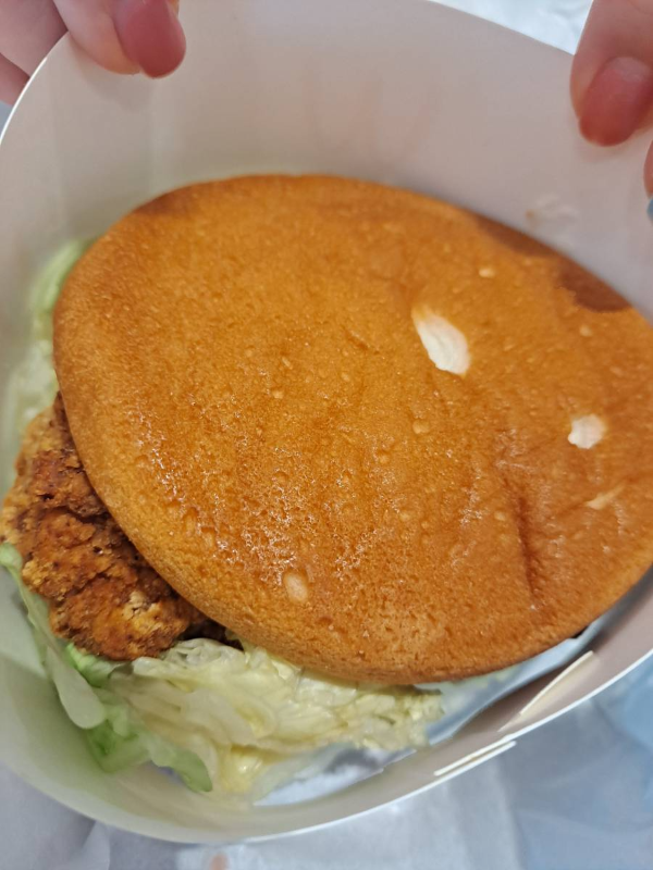 창녕치킨버거 포장지 벗기다