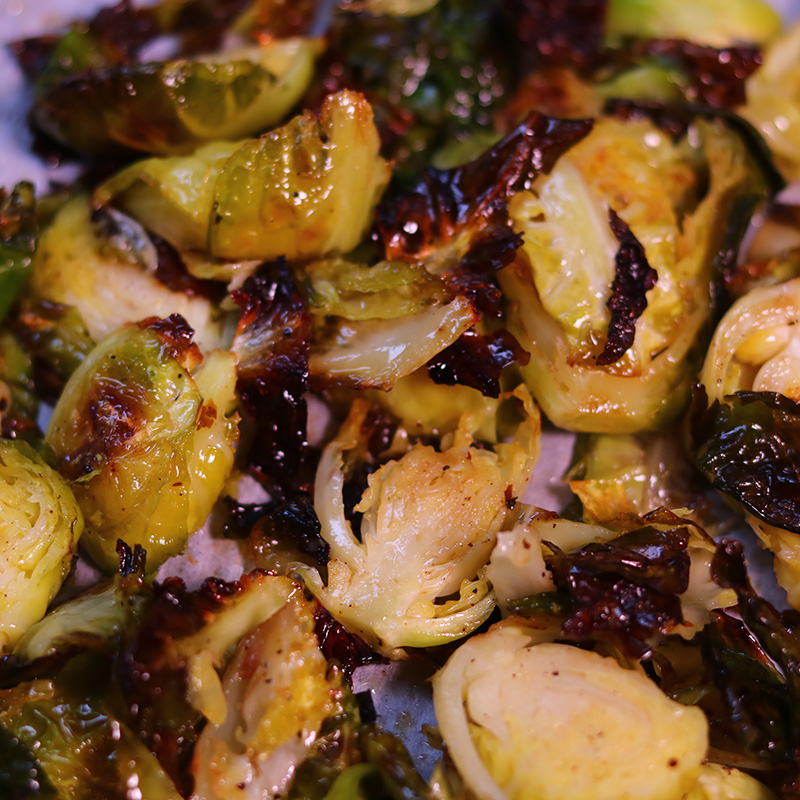 오븐에 구운 올리브오일 방울 양배추 요리