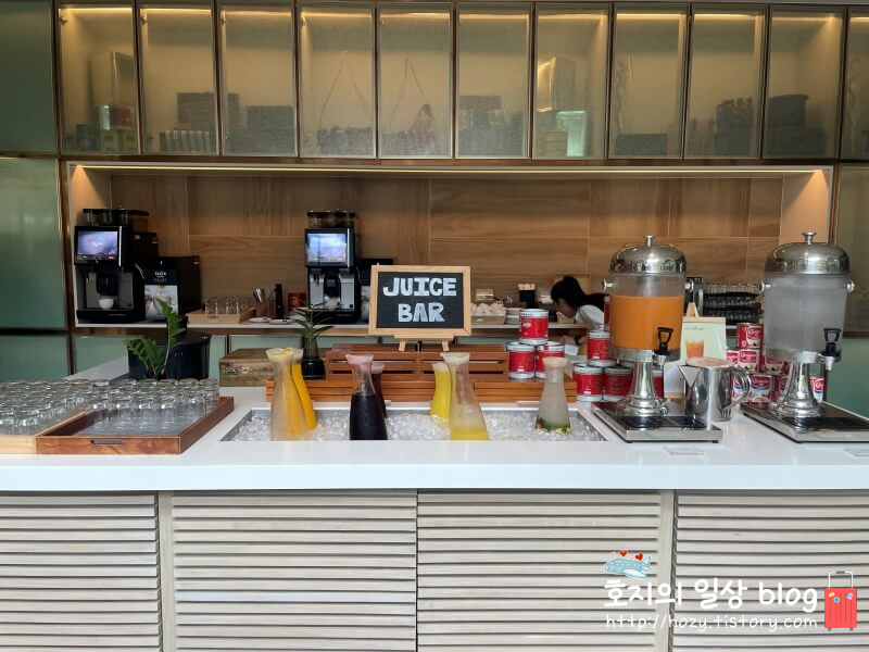 방콕 코트야드 메리어트 에어포트 조식당_주스코너