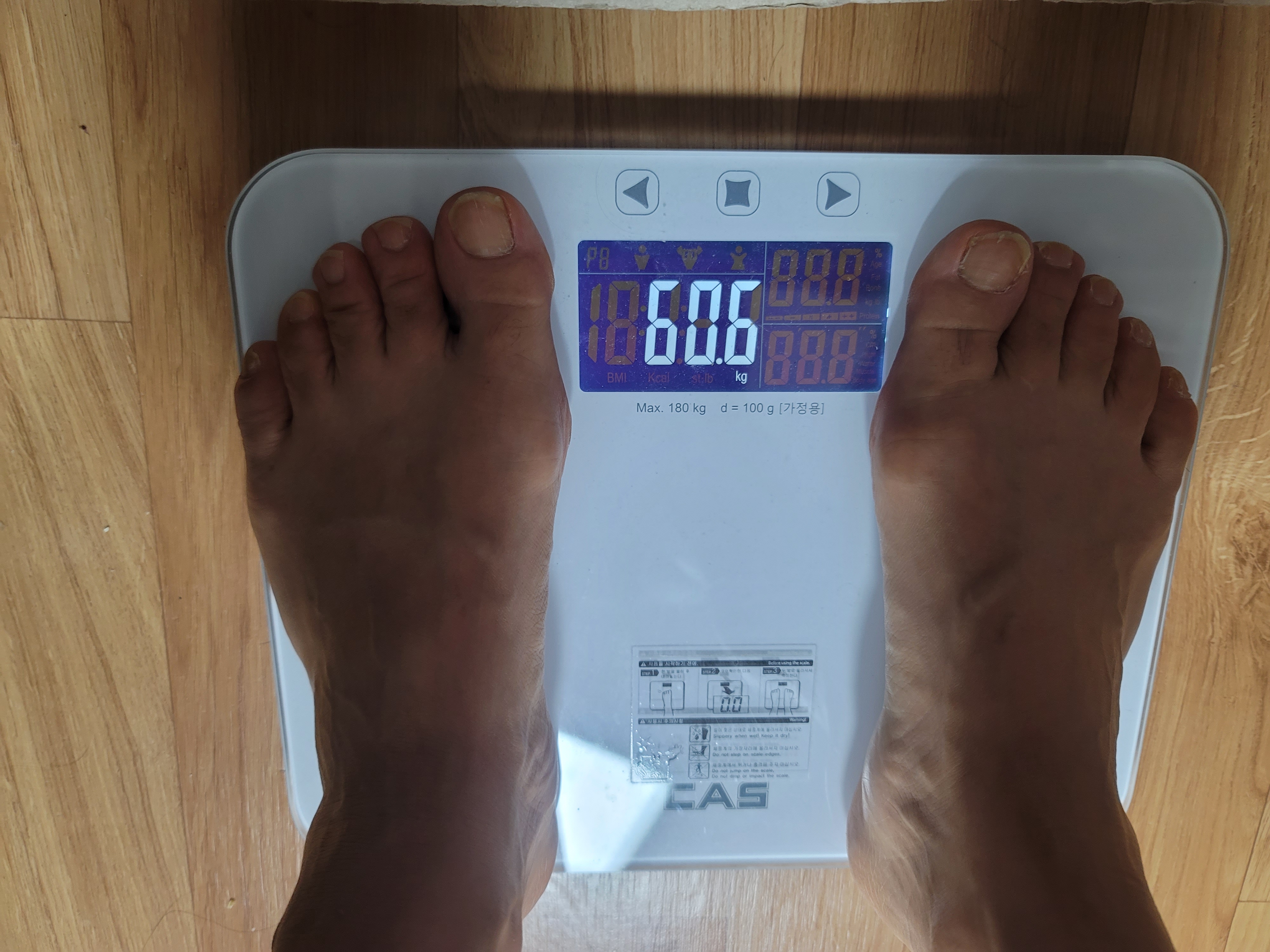 체중계에 올라보니 체중이 60.6키로를 나타냅니다.