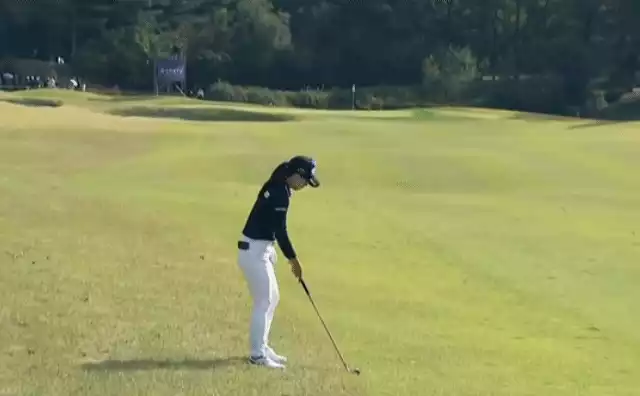 이소미 스포츠영상 티샷 모습으로 검은 상의와 검은색 모자를 쓰고 있음