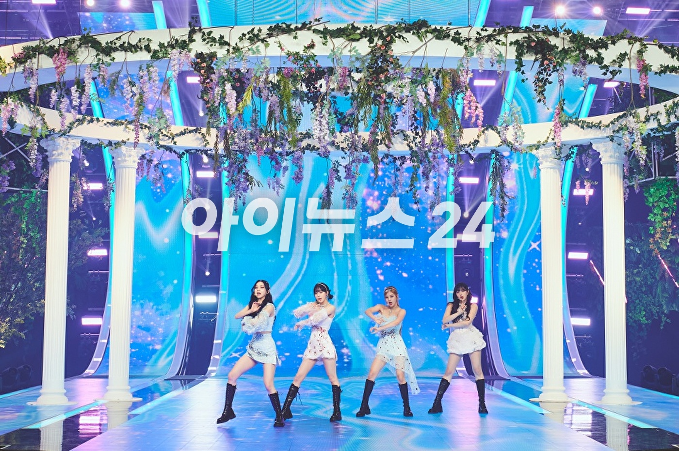 그룹 에스파(aespa)가 31일 오후 진행된 &#39;2021 MBC 가요대제전&#39;에 참석해 멋진 무대를 선보이고 있다. [사진=MBC]