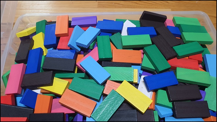 플라스틱-상자안의-도미노-블록들