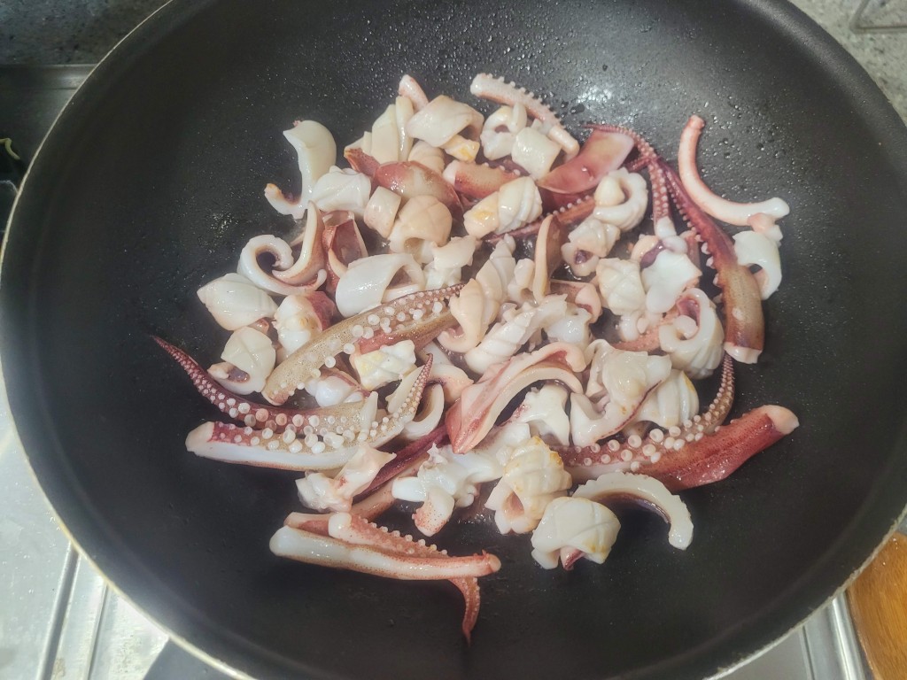 강불에서 오징어만 먼저 굽는 단계