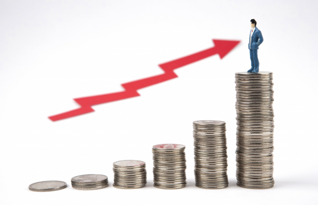 동전탑이 오른쪽으로 갈수록 커지는 사진.