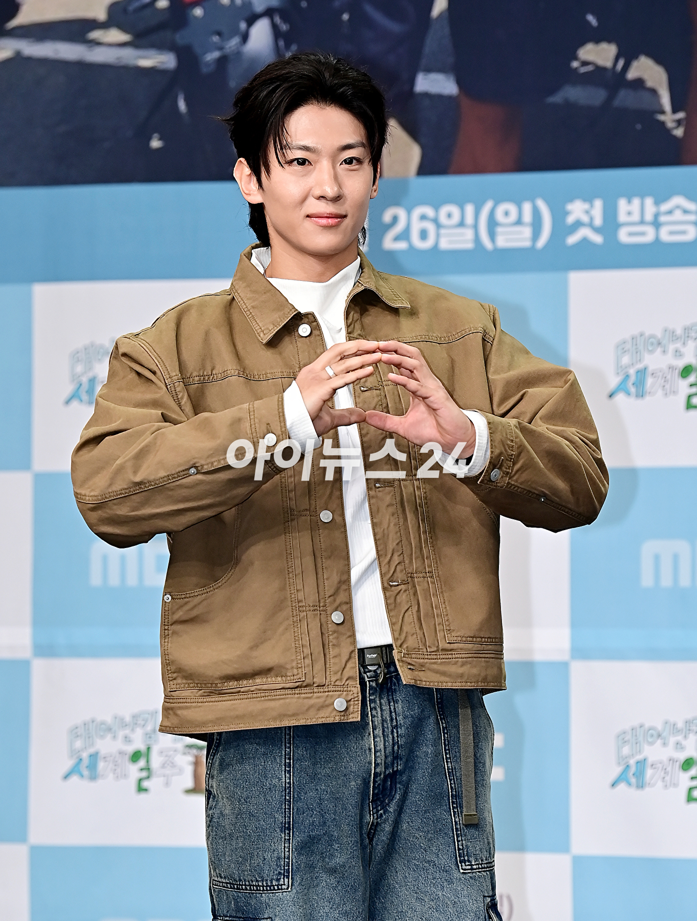 방송인 덱스&#44; 김지우 PD&#44; 만화가 겸 방송인 기안84가 23일 오후 서울 마포구 MBC 골든마우스홀에서 열린 MBC 예능 프로그램 &#39;태어난 김에 세계일주3&#39; 제작발표회에서 포즈를 취하고 있다. [사진=곽영래 기자]