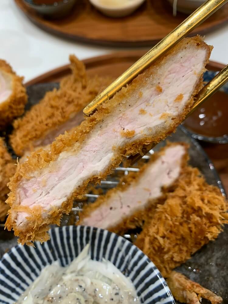 등심카츠 1개와 샐러드