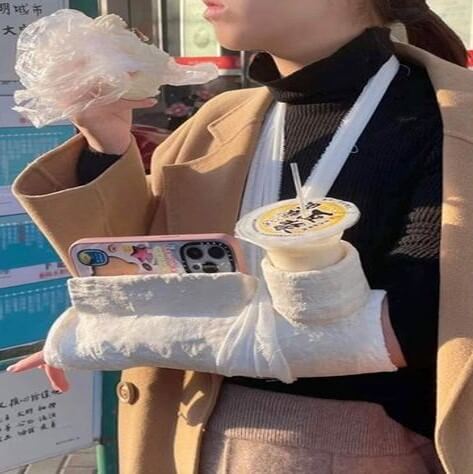 팔을-다쳐-깁스를-하는데-음료를-꼽는-자리와-핸드폰-거치를-하는곳을-만들어-놓은-최신형-깁스