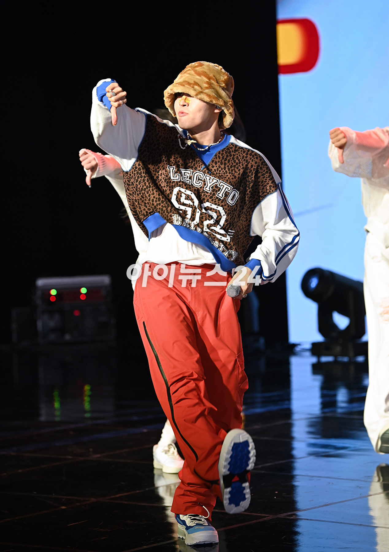 가수 김재환이 20일 오후 서울 강남구 일지아트홀에서 열린 여섯 번째 미니앨범 'J.A.M(잼) 발매 기념 미디어 쇼케이스에서 포토타임을 갖고 있다. [사진=곽영래 기자]