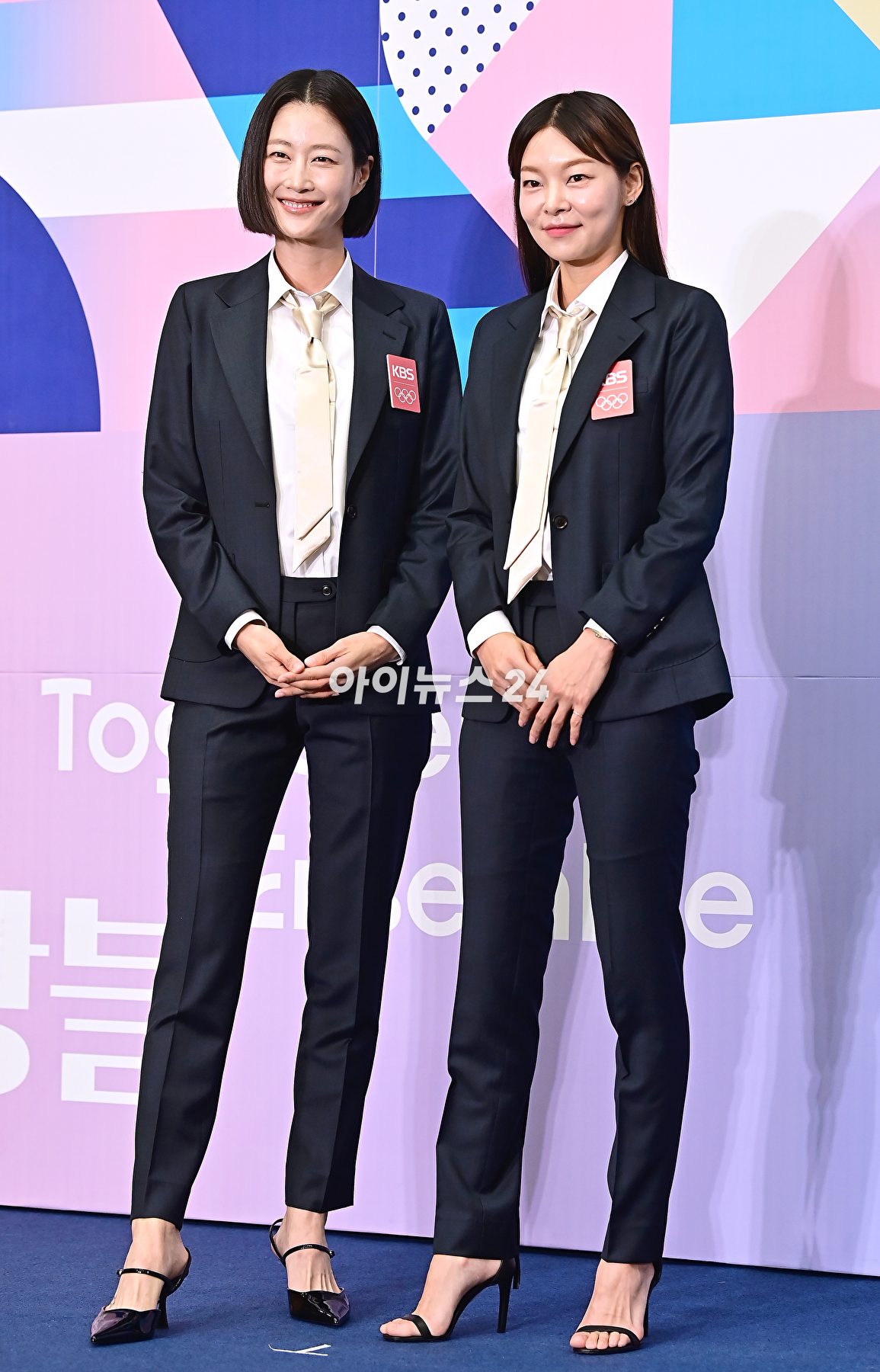 모델 이현이, 송해나가 26일 오전 서울 여의도 KBS신관에서 열린 '2024 파리 하계올림픽 KBS 방송단 발대식'에서 기념촬영을 하고 있다. [사진=곽영래 기자]