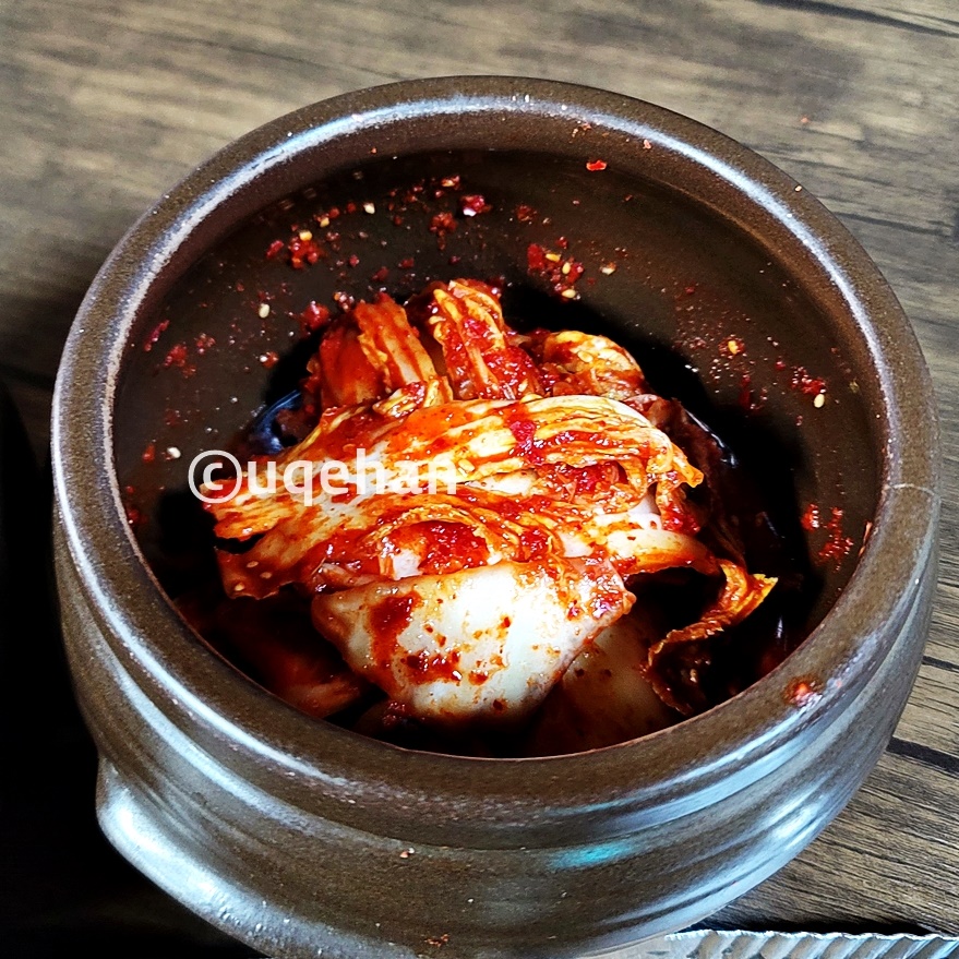 밀밭 칼국수 양주 1호점 반찬 김치가 항아리 단지에 담겨져있다.